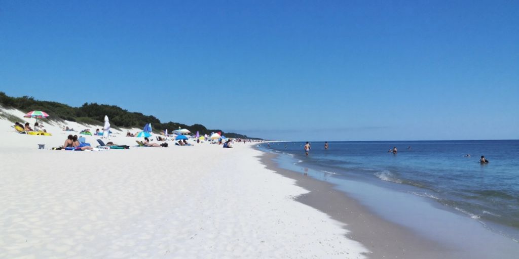 Strand Heiligendamm mit Sand und Wellen.